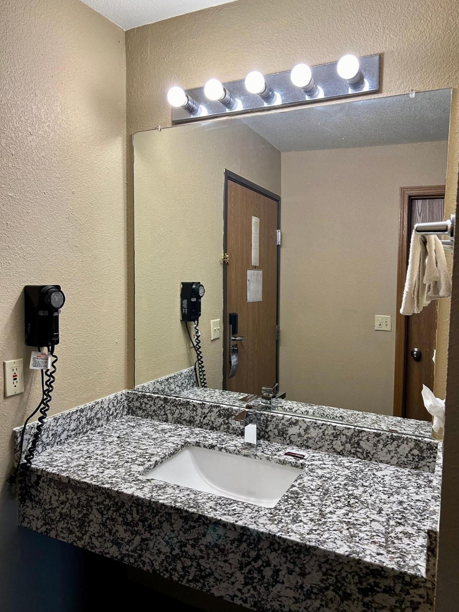 Super 8 By Wyndham Platte City Kansas City Area Εξωτερικό φωτογραφία